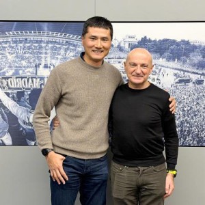 bob半岛体育平台-国足主帅邵佳一造访皇马 获赠球衣合影弗洛伦蒂诺